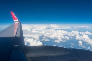 Tragfläche und Blick auf Wolken, Boing 737, Flug Oslo - Berlin